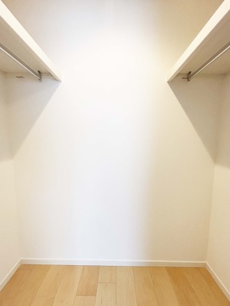 たっぷり入るウォークインクローゼットは奥行きがあるのでたくさん収納できます。