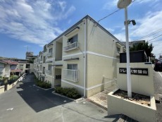 マンション外観。生活利便性に優れた立地環境。