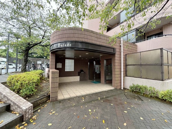 マンション外観。生活利便性に優れた立地環境。