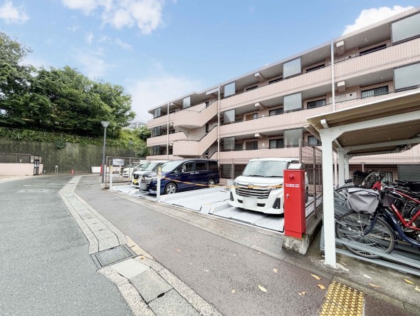 敷地内駐車場がございます。空き状況等に関しましてはお気軽にお問い合わせください。