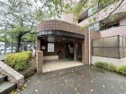 マンション外観。生活利便性に優れた立地環境。