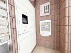 宅配ボックスがあるためご不在時であってもお帰りの際に大きな荷物をお受け取りいただけます。