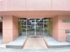お客様をお迎えする玄関は落ち着いた雰囲気。帰り着くたびに洗練されたテイストの空間に迎えられ誇りと喜びを感じる玄関まわりです。