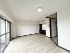 自然光が入りやすい明るいダイニング。