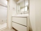 真っ白な洗面台で、気持ちの良い朝を迎えられそうです。