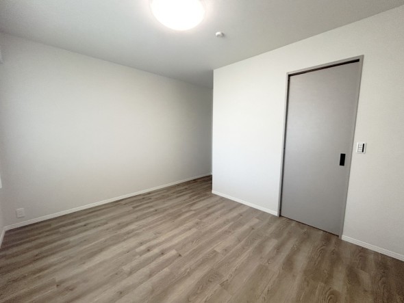一日の疲れをいやしてくれる主寝室。時を忘れて過ごす場所として過ごせるお部屋です。
