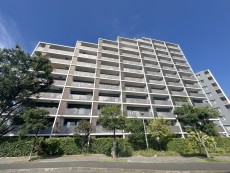 爽やかな青空の下に贅沢なほどに降り注ぐ陽光、豊かな居住性と、クオリティが見事に調和した住空間は、住まうことの喜びを感じさせてくれ
