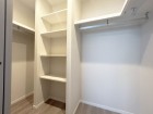たっぷり入るウォークインクローゼットは奥行きがあるのでたくさん収納できます。