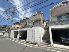 爽やかな青空の下に贅沢なほどに降り注ぐ陽光、豊かな居住性と、クオリティが見事に調和した住空間は、住まうことの喜びを感じさせてくれ