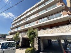 爽やかな青空の下に贅沢なほどに降り注ぐ陽光、豊かな居住性と、クオリティが見事に調和した住空間は、住まうことの喜びを感じさせてくれ
