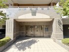 お客様をお迎えする玄関は落ち着いた雰囲気。帰り着くたびに洗練されたテイストの空間に迎えられ誇りと喜びを感じる玄関まわりです。