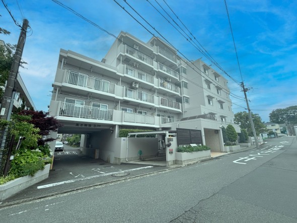 爽やかな青空の下に贅沢なほどに降り注ぐ陽光、豊かな居住性と、クオリティが見事に調和した住空間は、住まうことの喜びを感じさせてくれ