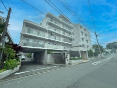 爽やかな青空の下に贅沢なほどに降り注ぐ陽光、豊かな居住性と、クオリティが見事に調和した住空間は、住まうことの喜びを感じさせてくれ