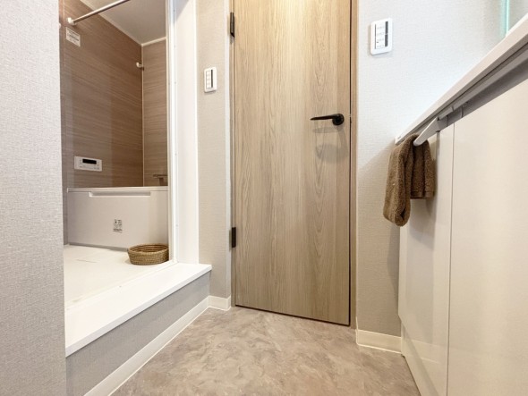 脱衣スペースを含む空間はゆとりの広さ。