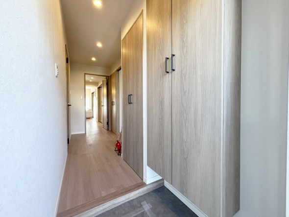 収納豊富な玄関。