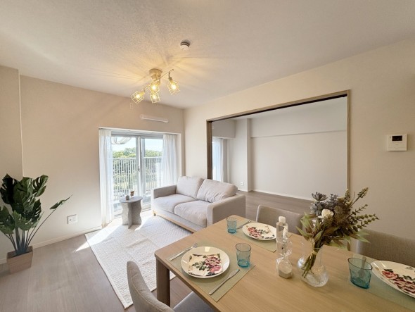 フローリングの色合いも温かみのある雰囲気が出ています。