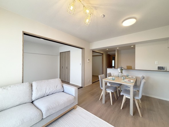 自然光が入りやすい明るいダイニング。