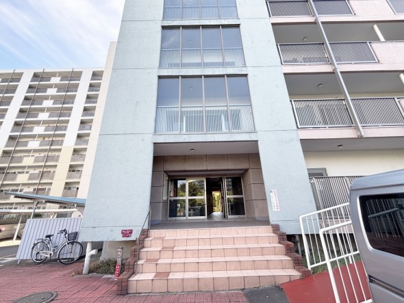 お客様をお迎えする玄関は落ち着いた雰囲気。帰り着くたびに洗練されたテイストの空間に迎えられ誇りと喜びを感じる玄関まわりです。