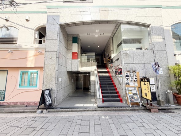 お客様をお迎えする玄関は落ち着いた雰囲気。帰り着くたびに洗練されたテイストの空間に迎えられ誇りと喜びを感じる玄関まわりです。
