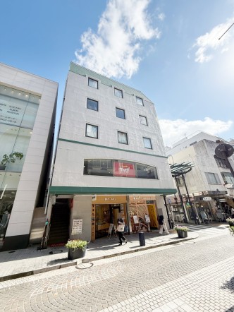 マンション外観。お買い物施設も周辺に多く、生活利便性に優れた立地環境。