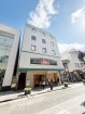 マンション外観。お買い物施設も周辺に多く、生活利便性に優れた立地環境。