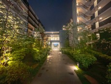 住む人を映し出す洗練された佇まいは、いつまでも輝き続けながらいつしか街の風景に溶け込んでいきます。