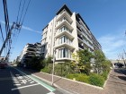 爽やかな青空の下に贅沢なほどに降り注ぐ陽光、豊かな居住性と、クオリティが見事に調和した住空間は、住まうことの喜びを感じさせてくれ