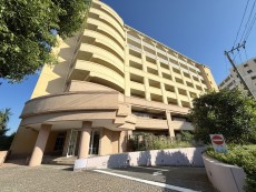 爽やかな青空の下に贅沢なほどに降り注ぐ陽光、豊かな居住性と、クオリティが見事に調和した住空間は、住まうことの喜びを感じさせてくれ