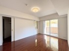 一日の疲れをいやしてくれる主寝室。時を忘れて過ごす場所として過ごせるお部屋です。