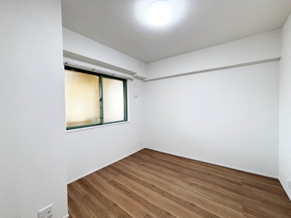 洋室5.5帖。フローリングの部屋は清潔感があり、日々のお掃除も楽で助かります。