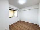 洋室5.5帖。フローリングの部屋は清潔感があり、日々のお掃除も楽で助かります。