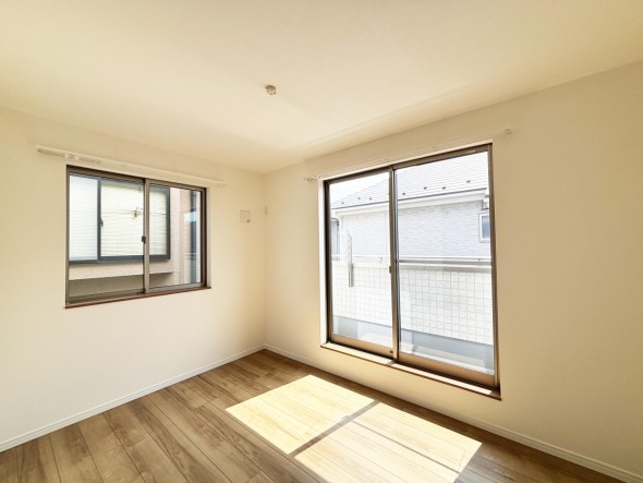 洋室4.5帖。明るくあたたかな居室では、朝の目覚めも気持ちよく起きられます。