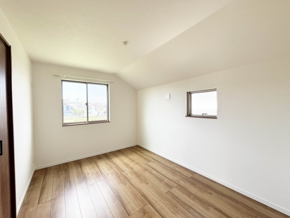 洋室5帖。フローリングの部屋は清潔感があり、日々のお掃除も楽で助かります。