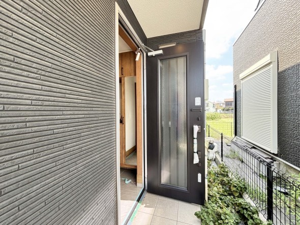 居住者の帰り、訪れる方を優しく迎え、やすらぎに満ちた生活空間を予感させる。健やかな暮らしを楽しめそう。