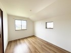 洋室5帖。フローリングの部屋は清潔感があり、日々のお掃除も楽で助かります。