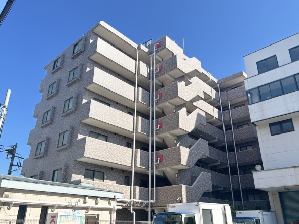 マンション外観。生活利便性に優れた立地環境。