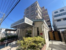 爽やかな青空の下に贅沢なほどに降り注ぐ陽光、豊かな居住性と、クオリティが見事に調和した住空間は、住まうことの喜びを感じさせてくれ