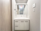 十分な大きさの洗面台は、身だしなみチェックや歯磨きなど、朝の慌ただしい時間でも余裕とゆとりを感じて頂けます。