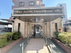お客様をお迎えする玄関は落ち着いた雰囲気。帰り着くたびに洗練されたテイストの空間に迎えられ誇りと喜びを感じる玄関まわりです。