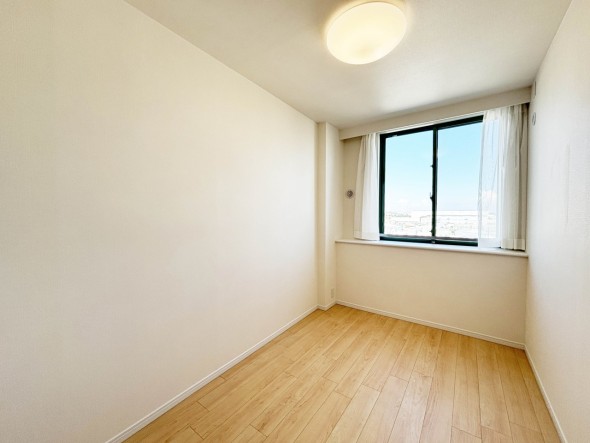 洋室5帖。フローリングの部屋は清潔感があり、日々のお掃除も楽で助かります。