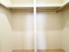 たっぷり入るウォークインクローゼットは奥行きがあるのでたくさん収納できます。
