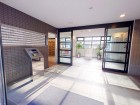 お客様をお迎えする玄関は落ち着いた雰囲気。帰り着くたびに洗練されたテイストの空間に迎えられ誇りと喜びを感じる玄関まわりです。