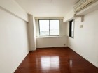 洋室8.2帖。一日の疲れをいやしてくれる主寝室。時を忘れて過ごす場所として過ごせるお部屋です。