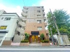 マンション外観。生活利便性に優れた立地環境。