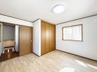 洋室7帖。フローリングの部屋は清潔感があり、日々のお掃除も楽で助かりますね。