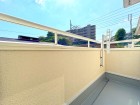 日差しの差し込むバルコニー