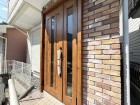 居住者の帰り、訪れる方を優しく迎え、やすらぎに満ちた生活空間を予感させる。健やかな暮らしを楽しめそう。