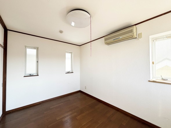 洋室6帖。フローリングの部屋は清潔感があり、日々のお掃除も楽で助かります。