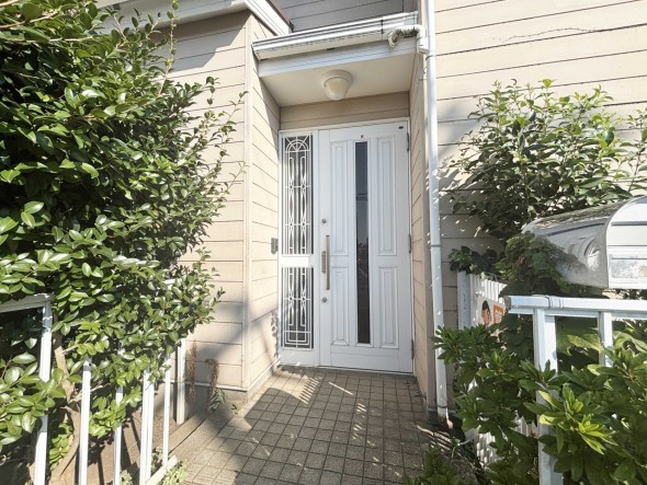 居住者の帰り、訪れる方を優しく迎え、やすらぎに満ちた生活空間を予感させる。健やかな暮らしを楽しめそう。