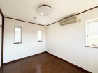 洋室6帖。フローリングの部屋は清潔感があり、日々のお掃除も楽で助かります。